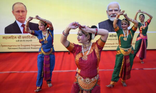  راقصون هنود يستقبلون بوتين، في قاعدة القوات الجوية الهندية في بالام. - سبوتنيك عربي
