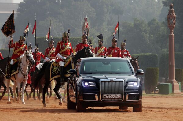 خلال دخول سيارة "أوروس" التابعة لموكب  بوتين، برفقة حرس الشرف، الساحة أمام القصر الرئاسي في نيودلهي. - سبوتنيك عربي