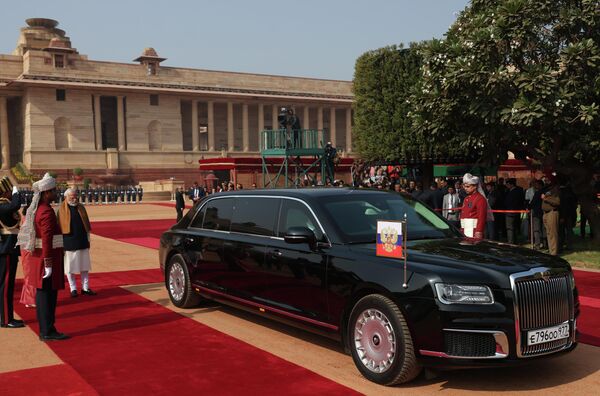  سيارة "أوروس" تابعة لموكب بوتين تمر عبر الساحة أمام القصر الرئاسي في نيودلهي.  - سبوتنيك عربي