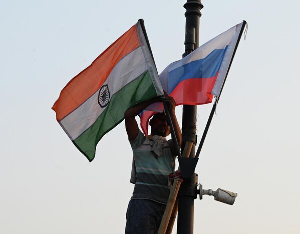  الأعلام الوطنية للهند وروسيا، ترفع على أعمدة الإنارة في مسار كارتافيا عشية زيارة بوتين لحضور القمة الهندية الروسية السنوية  الـ23. - سبوتنيك عربي