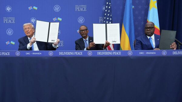 الرئيس الأمريكي، دونالد ترامب، ونظيره الرواندي، بول كاغامي، ورئيس جمهورية الكونغو الديمقراطية، فيليكس أنطوان تشيسكيدي، خلال حفل توقيع اتفاقية السلام بين البلدين، واشنطن، 4 ديسمبر/ كانون الأول 2025 - سبوتنيك عربي