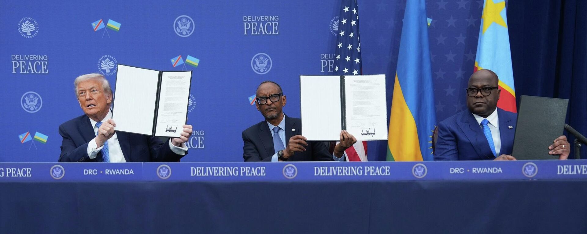 الرئيس الأمريكي، دونالد ترامب، ونظيره الرواندي، بول كاغامي، ورئيس جمهورية الكونغو الديمقراطية، فيليكس أنطوان تشيسكيدي، خلال حفل توقيع اتفاقية السلام بين البلدين، واشنطن، 4 ديسمبر/ كانون الأول 2025 - سبوتنيك عربي, 1920, 05.12.2025