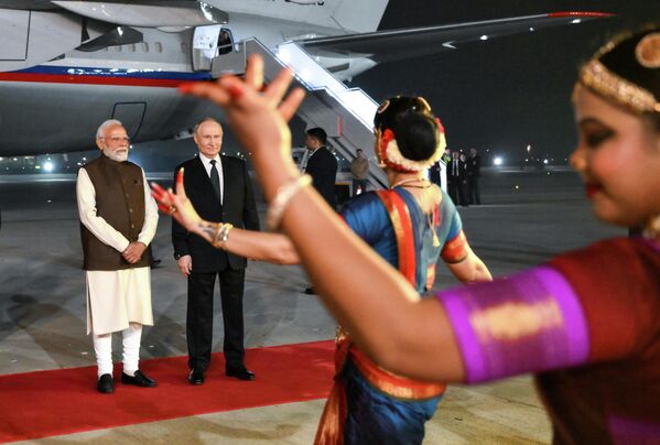 من مراسم استقبال الرئيس الروسي فلاديمير بوتين، لحظه وصوله إلى قاعدة بالام الجوية الهندية. - سبوتنيك عربي