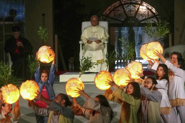 البابا ليو الرابع عشر يصل للقاء الشباب في الساحة أمام بطريركية أنطاكية المارونية في بكركي، لبنان. - سبوتنيك عربي