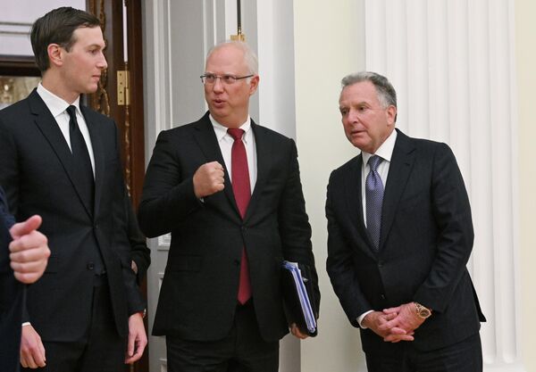 صورة جماعية قبيل الإجتماع مع الرئيس الروسي فلاديمير بوتين، ويظهر في الصورة، جاريد كوشنر، صهر الرئيس الأمريكي ، وكيريل دميترييف، الرئيس التنفيذي لصندوق الاستثمارات الروسي، وستيف ويتكوف، المبعوث الخاص  للرئيس الأمريكي. - سبوتنيك عربي