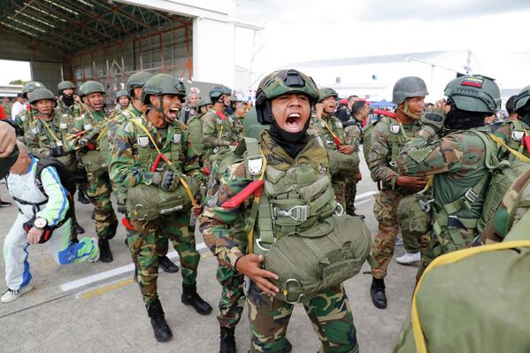 صورة تظهر جنودا مظليين، من معرض الطيران في قاعدة "ليبرتادور" الجوية، في ماراكاي، فنزويلا. - سبوتنيك عربي