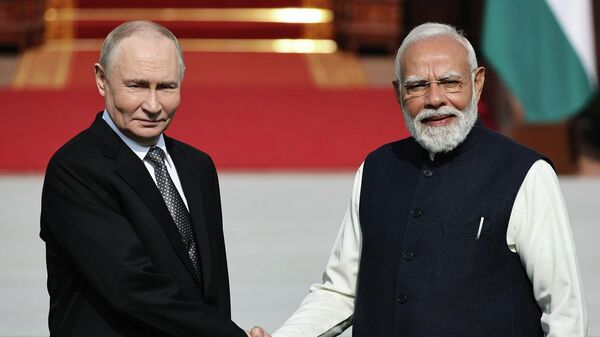 الرئيس الروسي، فلاديمير بوتين، ورئيس الوزراء الهندي، ناريندرا مودي، قبل محادثاتهما في نيودلهي، الهند، 5 ديسمبر/ كانون الأول 2025 - سبوتنيك عربي