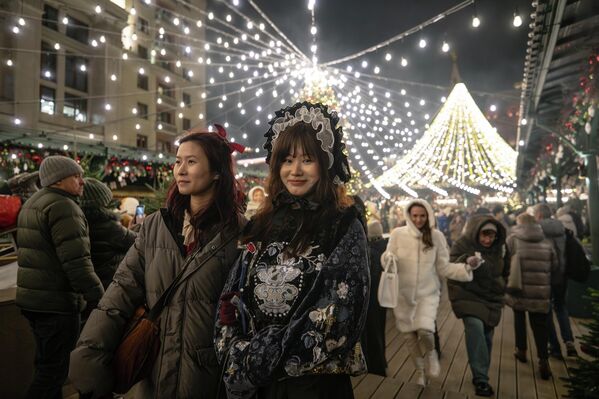 سكان موسكو يتجولون في ساحة مانيجنايا. سكان موسكو يتجولون في ساحة مانيجنايا. - سبوتنيك عربي