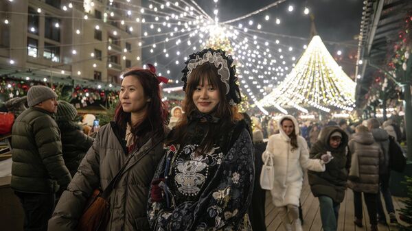 Люди на Манежной площади в Москве - سبوتنيك عربي