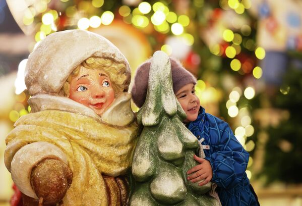 فتاة في أحد شوارع موسكو. فتاة في أحد شوارع موسكو. - سبوتنيك عربي