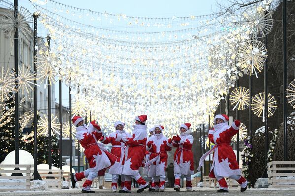المشاركون في افتتاح أماكن احتفالية في وسط نوفوسيبيرسك. في الأول من ديسمبر، افتُتحت أماكن احتفالية برأس السنة الجديدة في شارع لينين للمشاة، وساحة بيرفومايسكي، وساحة المسرح، وأُضيئت أضواء شجرة عيد الميلاد الرئيسية في المدينة، الواقعة بالقرب من دار الأوبرا. المشاركون في افتتاح أماكن احتفالية في وسط نوفوسيبيرسك. في الأول من ديسمبر، افتُتحت أماكن احتفالية برأس السنة الجديدة في شارع لينين للمشاة، وساحة بيرفومايسكي، وساحة المسرح، وأُضيئت أضواء شجرة عيد الميلاد الرئيسية في المدينة، الواقعة بالقرب من دار الأوبرا. - سبوتنيك عربي
