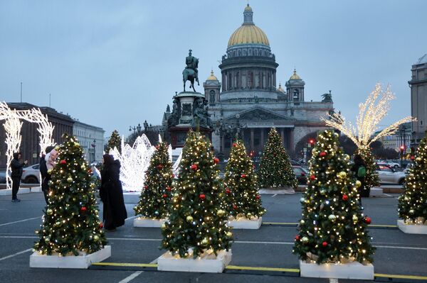 زينة رأس السنة في ساحة القديس إسحاق في سانت بطرسبرغ. من أمام كاتدرائية القديس إسحاق. زينة رأس السنة في ساحة القديس إسحاق في سانت بطرسبرغ. من أمام كاتدرائية القديس إسحاق. - سبوتنيك عربي