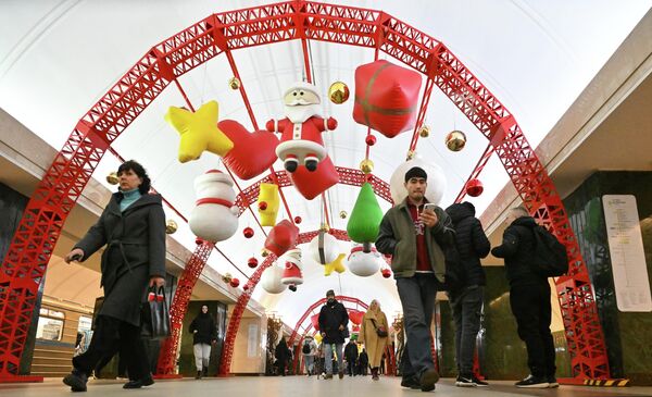 زينة رأس السنة الجديدة في محطة مترو تروبنايا في موسكو. زينة رأس السنة الجديدة في محطة مترو تروبنايا في موسكو. - سبوتنيك عربي