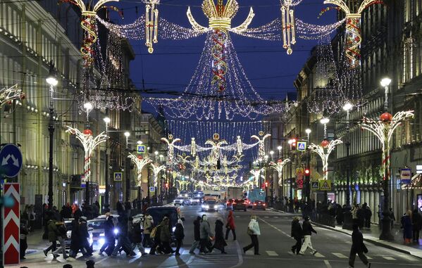 إضاءة رأس السنة الجديدة في أحد شوارع سانت بطرسبرغ. إضاءة رأس السنة الجديدة في أحد شوارع سانت بطرسبرغ. - سبوتنيك عربي