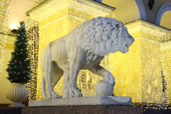 إضاءة رأس السنة الجديدة على مبنى بيت الأمير لوبانوف-روستوفسكي في سانت بطرسبرغ. إضاءة رأس السنة الجديدة على مبنى بيت الأمير لوبانوف-روستوفسكي في سانت بطرسبرغ. - سبوتنيك عربي