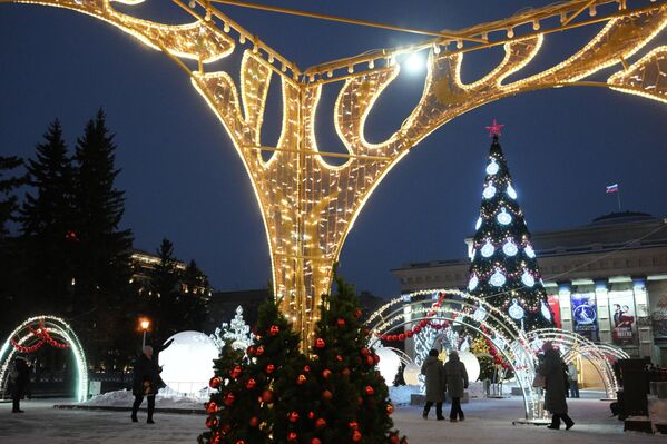 المارة في ساحة المسرح في نوفوسيبيرسك. المارة في ساحة المسرح في نوفوسيبيرسك. - سبوتنيك عربي