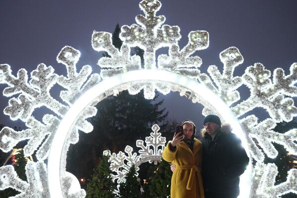المارة في ساحة المسرح في نوفوسيبيرسك. المارة في ساحة المسرح في نوفوسيبيرسك. - سبوتنيك عربي