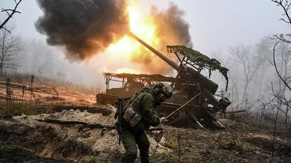 طاقم مدفعية أثناء تأدية واجبه في المنطقة العسكرية الشمالية الشرقية. صورة أرشيفية. - سبوتنيك عربي