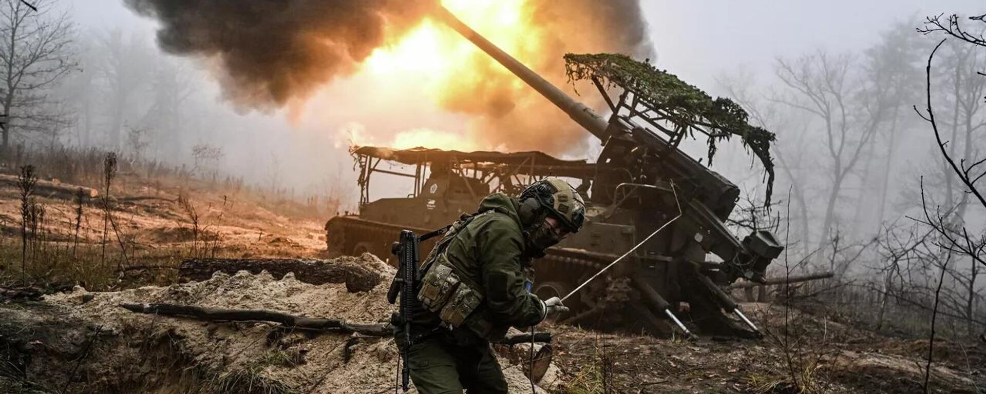 طاقم مدفعية أثناء تأدية واجبه في المنطقة العسكرية الشمالية الشرقية. صورة أرشيفية. - سبوتنيك عربي, 1920, 07.12.2025