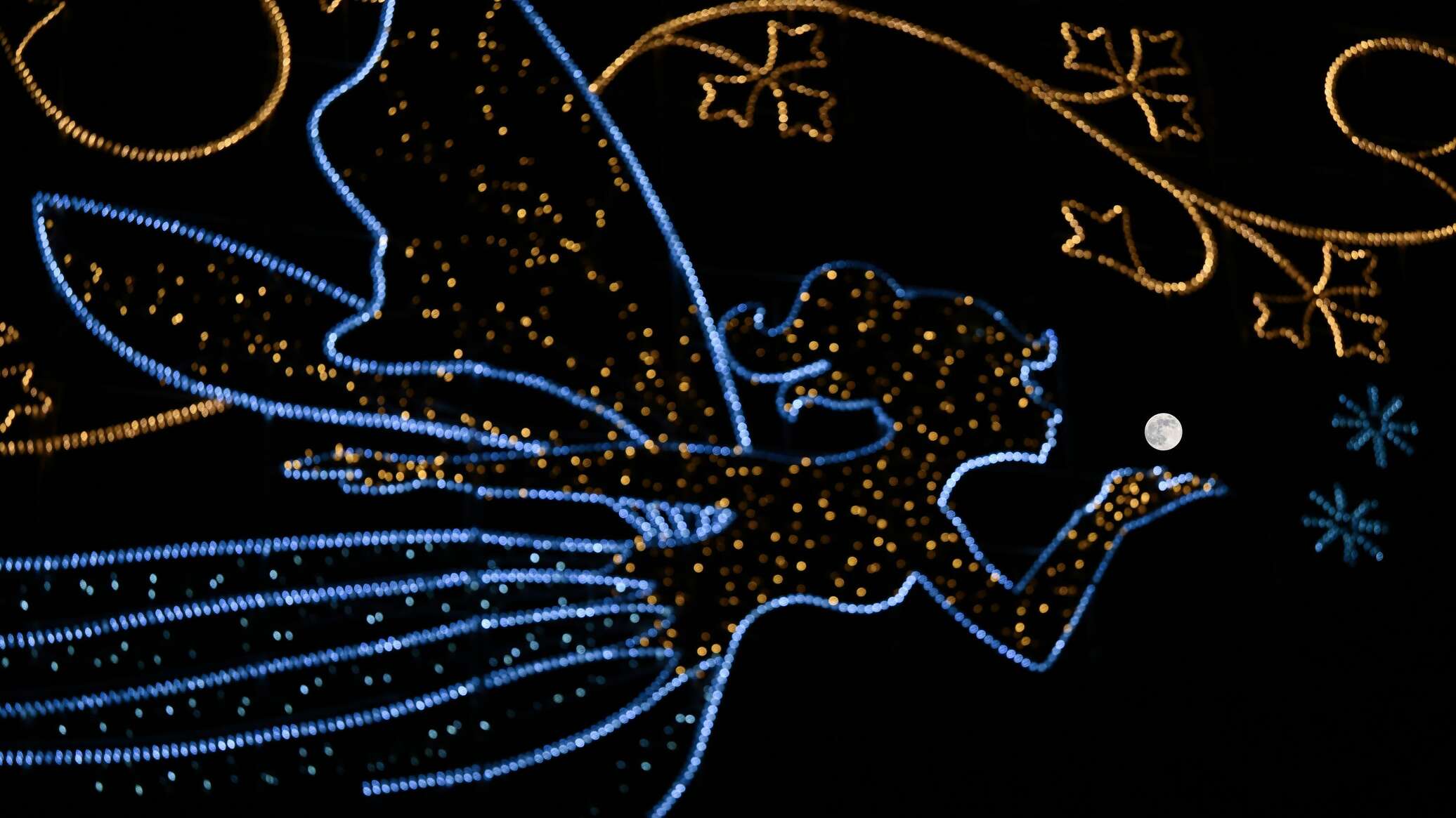 صور مذهلة للقمر العملاق من بلدان عدة