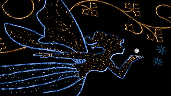 يظهر القمرالمكتمل خلف فانوس المدينة على شكل جنية تطير نحو القمر في السماء فوق العاصمة البريطانية لندن - سبوتنيك عربي