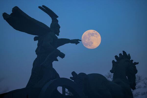 أضاء القمر المكتمل سماء الليل في 4 ديسمبر/كانون الأول ،2025 في هواي بيه، مقاطعة آنهوي الصينية. - سبوتنيك عربي