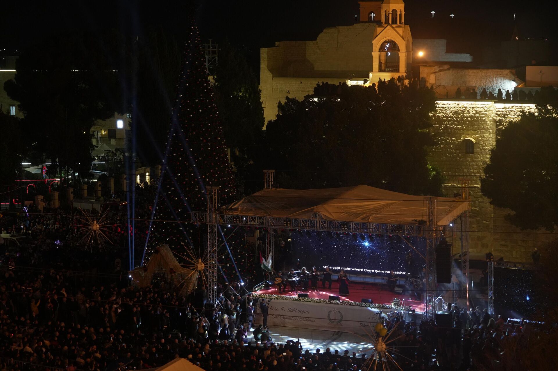 لأول مرة منذ عامين... بيت لحم تضيء شجرة الميلاد لأول مرة منذ عامين... بيت لحم تضيء شجرة الميلاد - سبوتنيك عربي, 1920, 07.12.2025