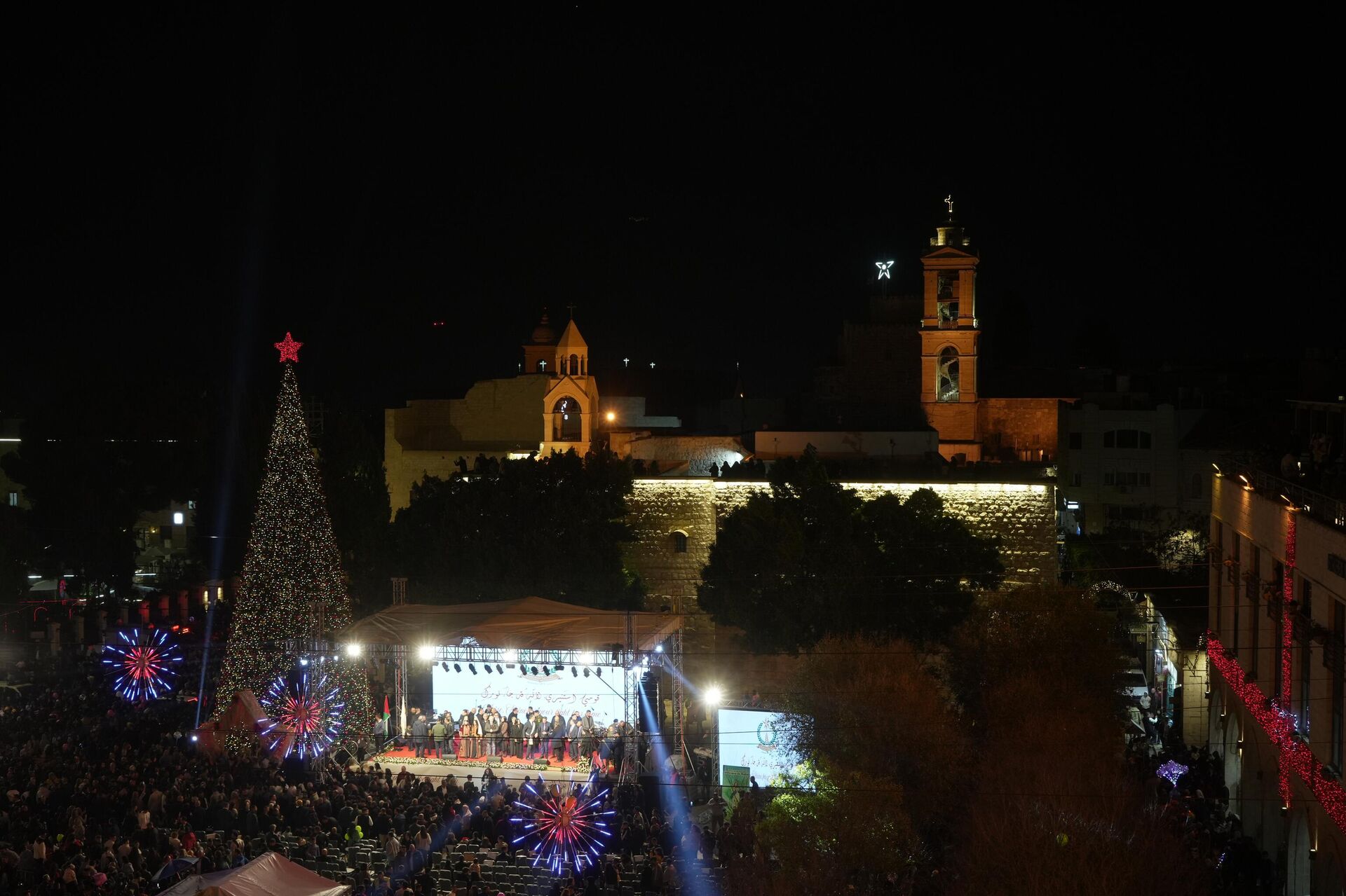 لأول مرة منذ عامين... بيت لحم تضيء شجرة الميلاد لأول مرة منذ عامين... بيت لحم تضيء شجرة الميلاد - سبوتنيك عربي, 1920, 07.12.2025
