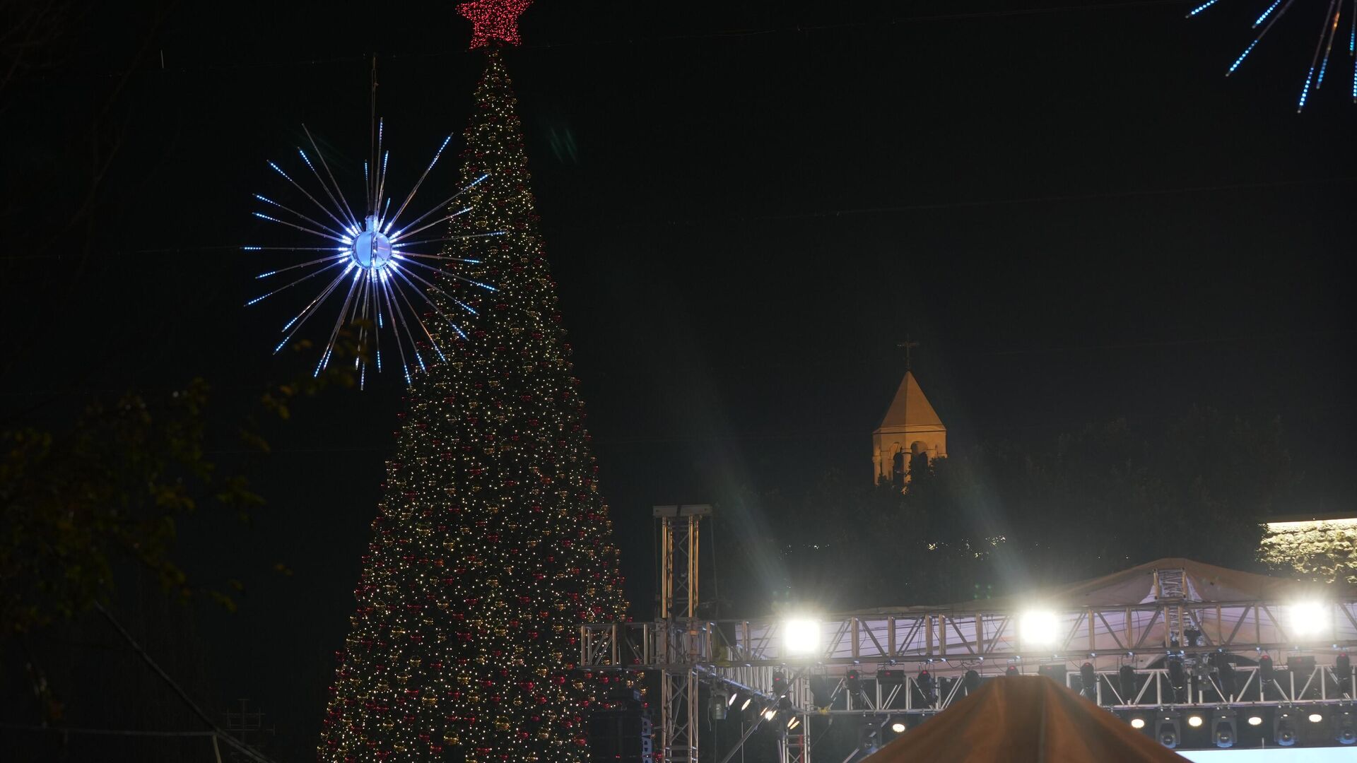 لأول مرة منذ عامين... بيت لحم تضيء شجرة الميلاد لأول مرة منذ عامين... بيت لحم تضيء شجرة الميلاد - سبوتنيك عربي, 1920, 07.12.2025