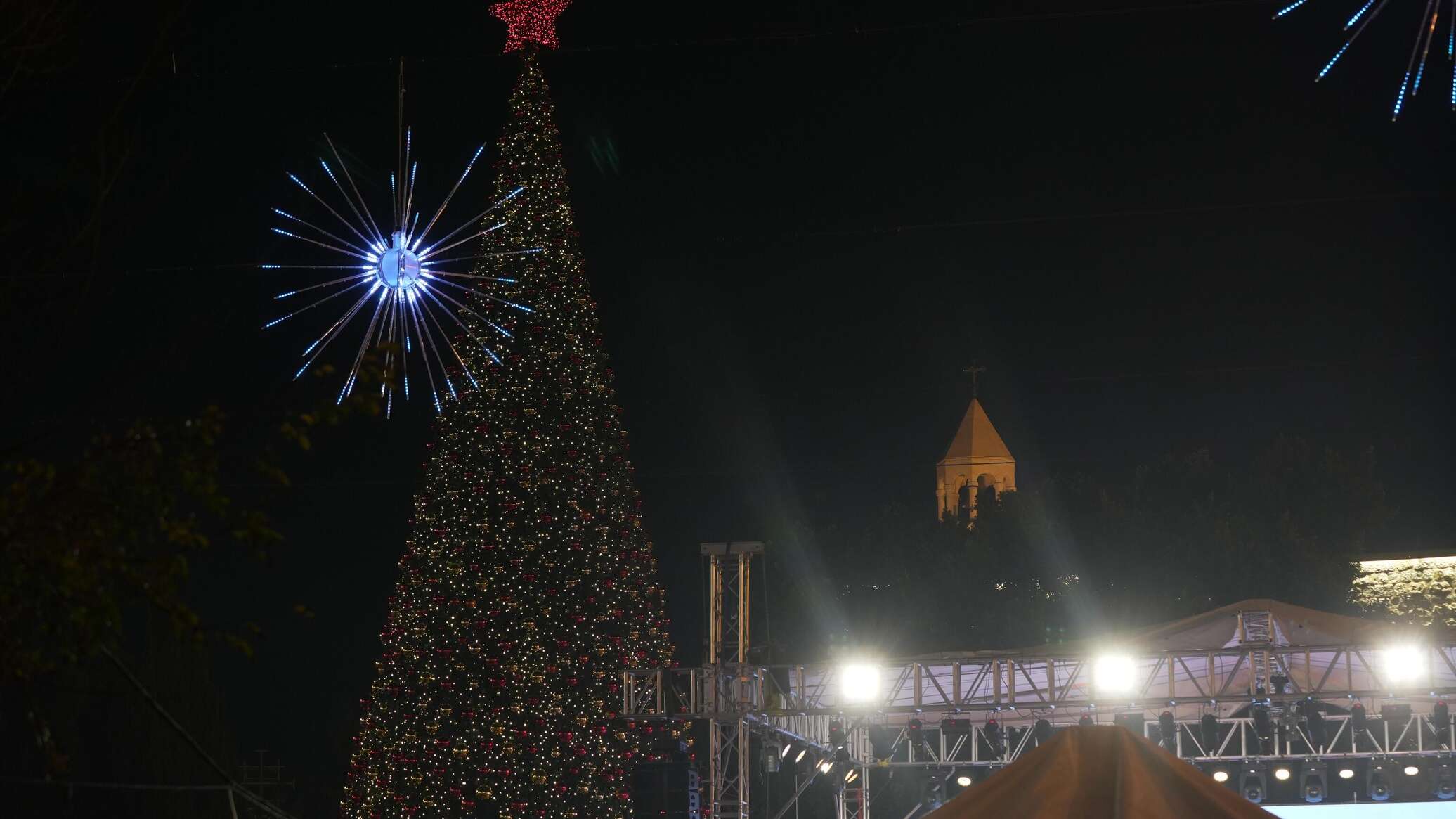 لأول مرة منذ عامين... بيت لحم تضيء شجرة الميلاد