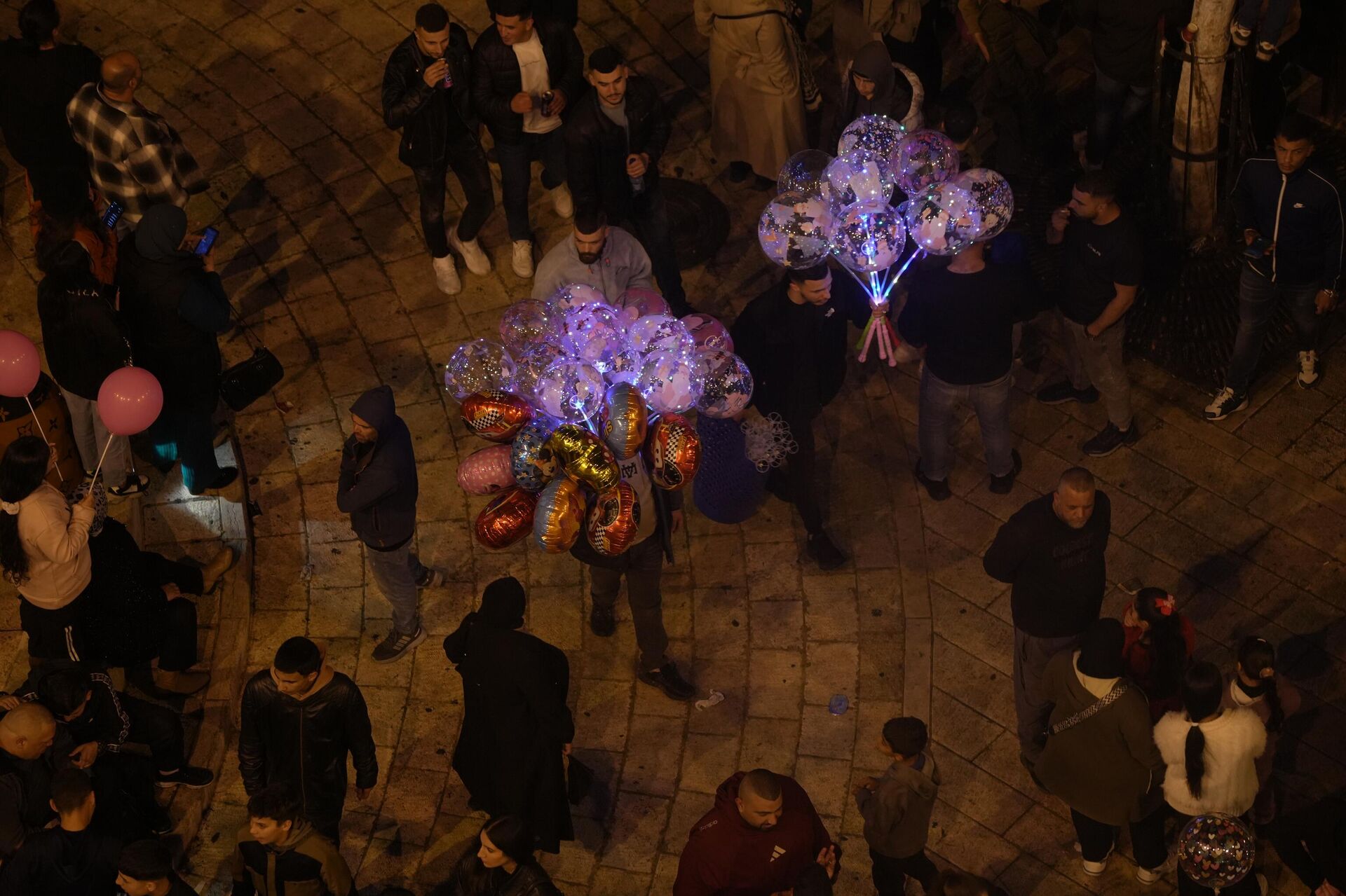 لأول مرة منذ عامين... بيت لحم تضيء شجرة الميلاد لأول مرة منذ عامين... بيت لحم تضيء شجرة الميلاد - سبوتنيك عربي, 1920, 07.12.2025