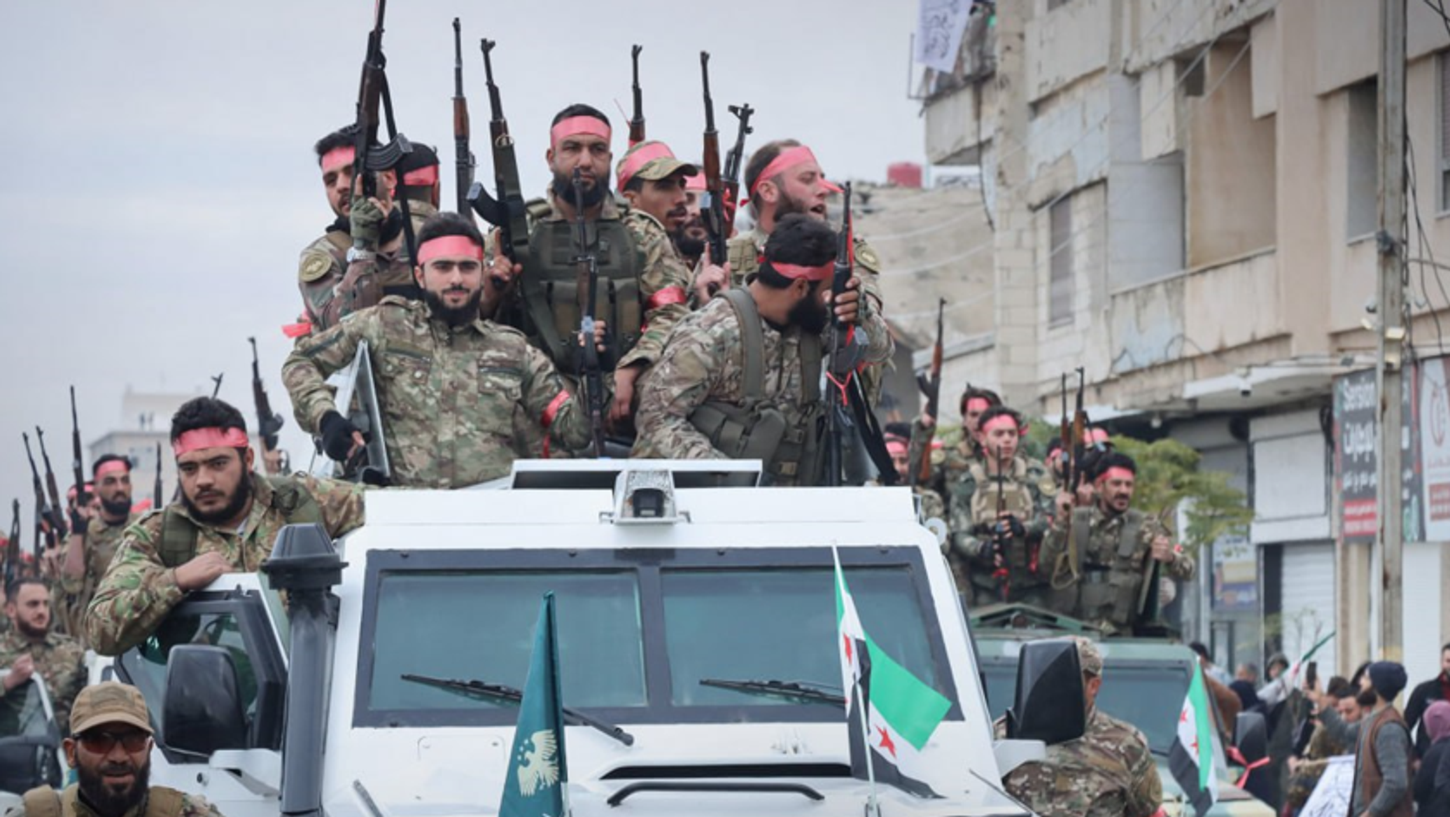 الشرع يشهد عرضا عسكريا في دمشق احتفالا بـ"ذكرى التحرير"... صور