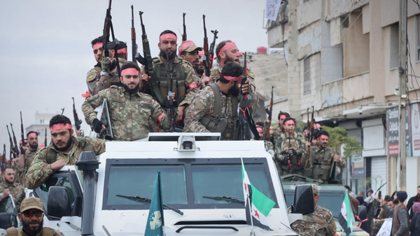 الشرع يشهد عرض عسكري في دمشق  - سبوتنيك عربي