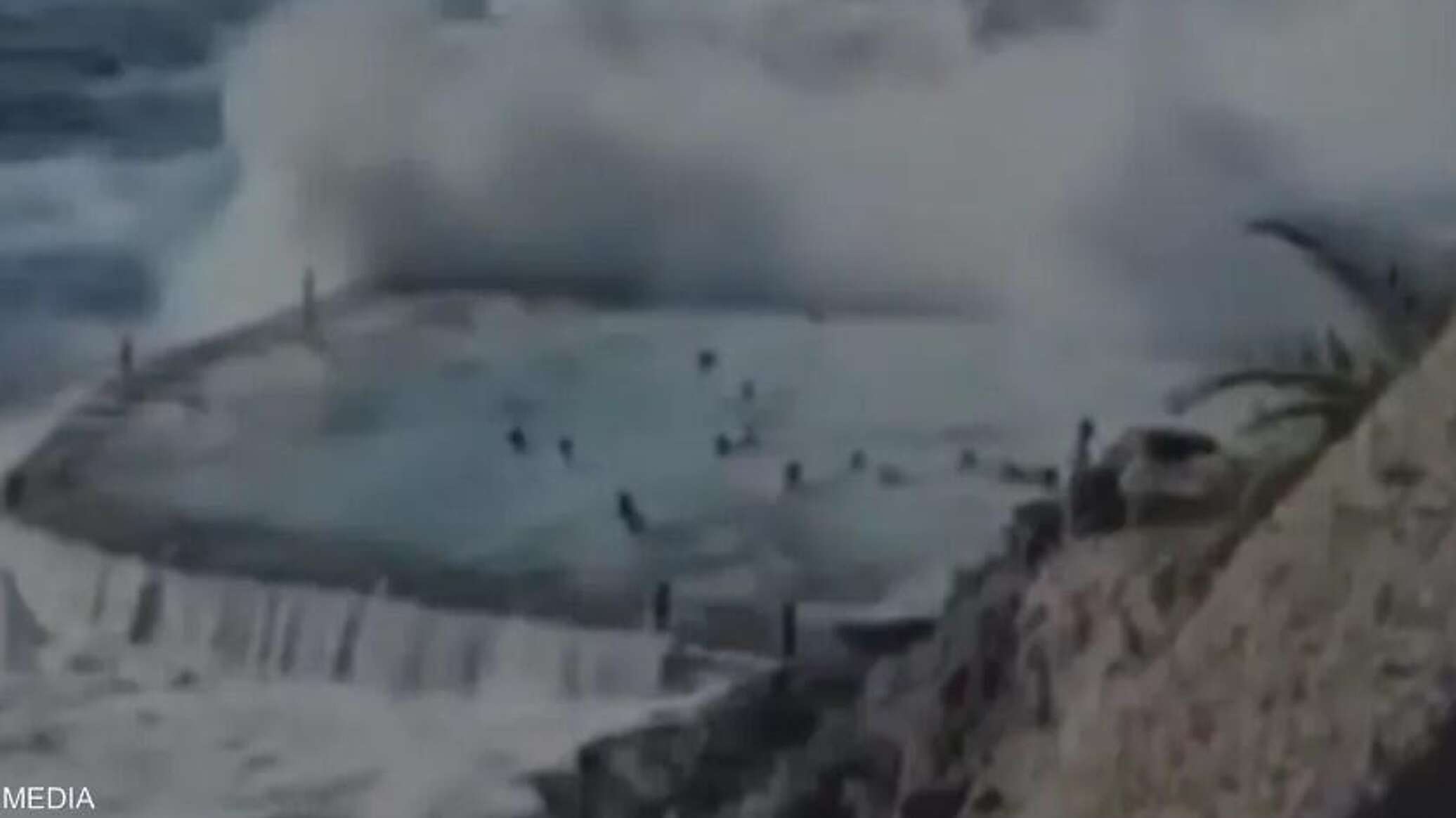 موجة هائلة تفاجئ السباحين وتحصد أرواح 4 منهم... فيديو