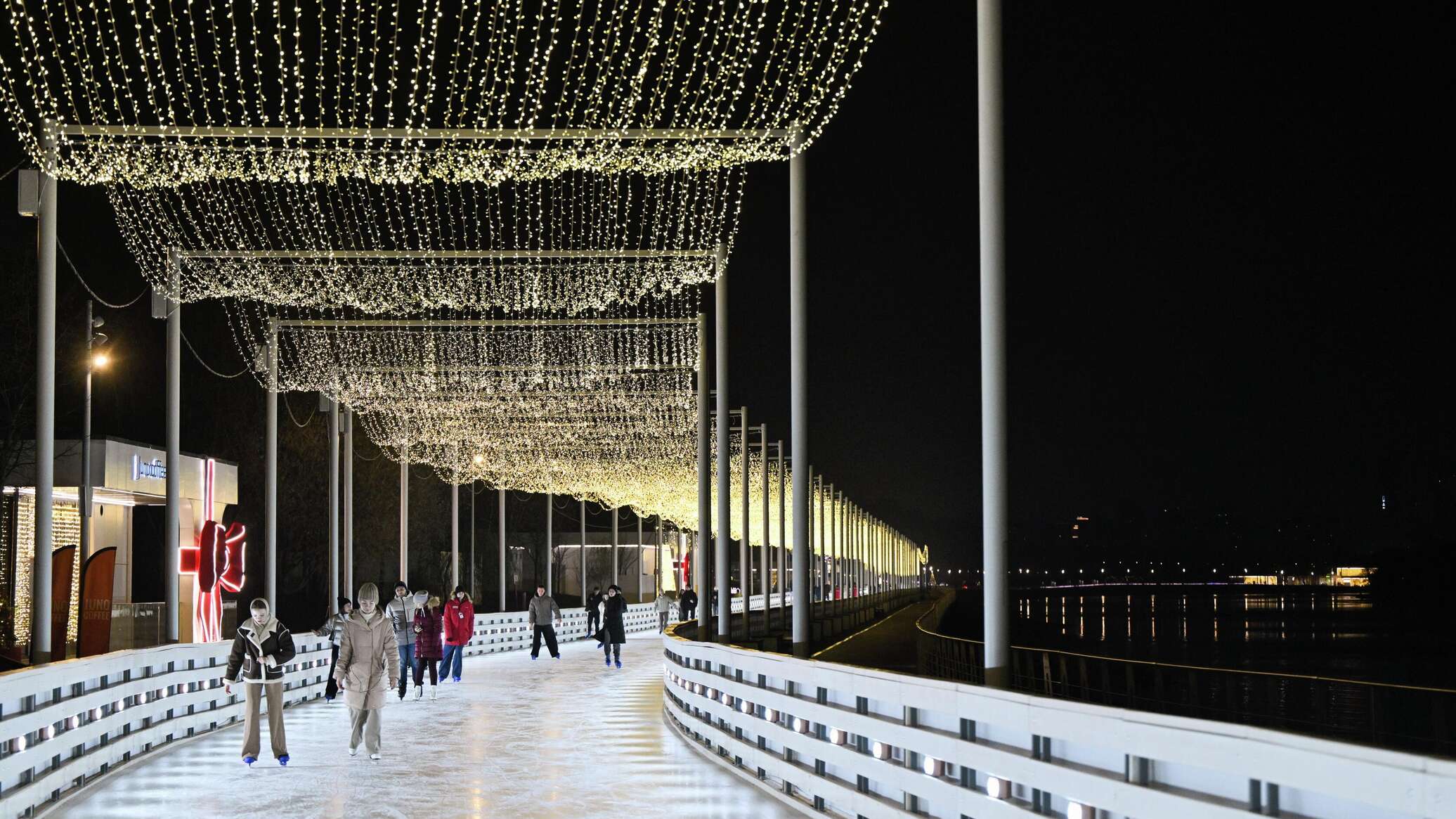 سحر الجليد الروسي... صور مذهلة لأطول حلبة تزحلق في القارة الأوروبية