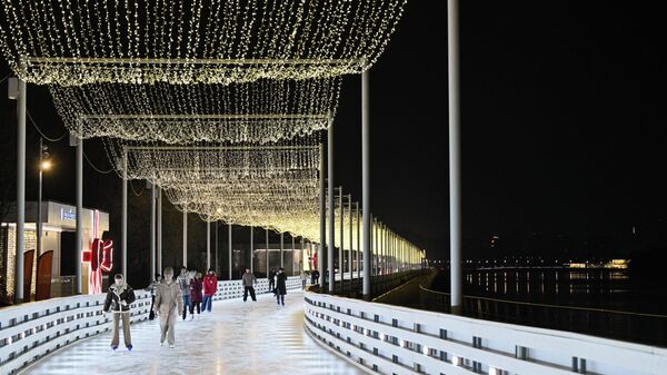 Отдыхающие на катке на Царской набережной музея-заповедника Коломенское в Москве. - سبوتنيك عربي