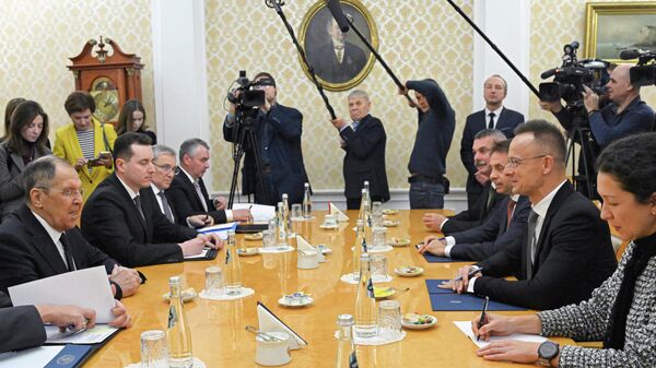 وزير الخارجية الروسي سيرغي لافروف، مع نظيره المجري بيتر سيارتو - سبوتنيك عربي