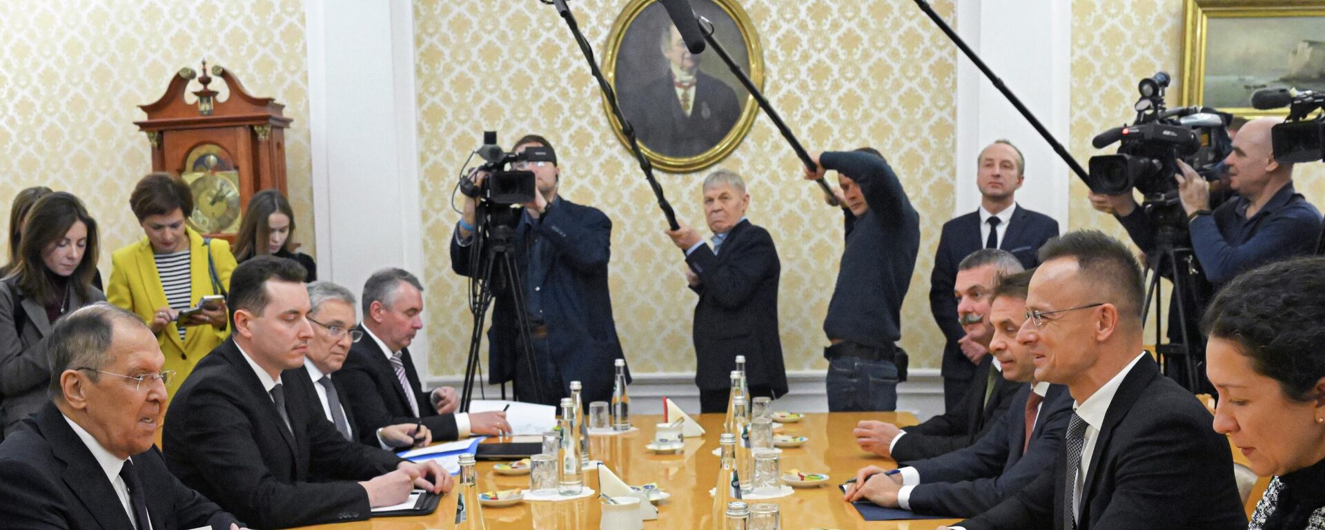 وزير الخارجية الروسي سيرغي لافروف، مع نظيره المجري بيتر سيارتو - سبوتنيك عربي, 1920, 09.12.2025