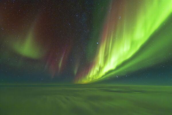 "فوق الوصف" - رالف رونر، خليج هدسون، كندا، على ارتفاع 35,000 قدم فوق خليج هدسون: ستائر من الضوء ترقص عبر السماء، تلون الظلام بألوان خضراء وأرجوانية زاهية.في تلك اللحظة الآسرة، تعجز الكلمات عن التعبير. لكن ما عجز عن التعبير عنه بالكلمات، تم التقاطه في هذه الصورة. "فوق الوصف" - رالف رونر، خليج هدسون، كندا، على ارتفاع 35,000 قدم فوق خليج هدسون: ستائر من الضوء ترقص عبر السماء، تلون الظلام بألوان خضراء وأرجوانية زاهية.في تلك اللحظة الآسرة، تعجز الكلمات عن التعبير. لكن ما عجز عن التعبير عنه بالكلمات، تم التقاطه في هذه الصورة. - سبوتنيك عربي