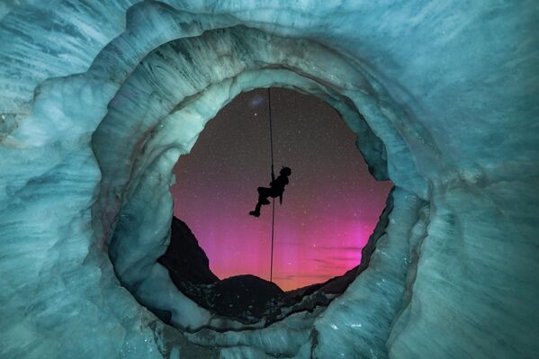 "أضواء وجليد" - توري هارب، أوراكي، منتزه جبل كوك الوطني، نيوزيلندا.في ليلة ساحرة، أضاء الشفق القطبي الجنوبي السماء، وتمكن المصور من التقاط صورة ظلية لصديقه في مكان مثالي في وسط مدخل الكهف. "أضواء وجليد" - توري هارب، أوراكي، منتزه جبل كوك الوطني، نيوزيلندا.في ليلة ساحرة، أضاء الشفق القطبي الجنوبي السماء، وتمكن المصور من التقاط صورة ظلية لصديقه في مكان مثالي في وسط مدخل الكهف. - سبوتنيك عربي