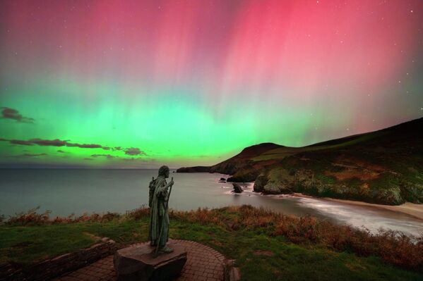 "شفق لانغرانوج" - ماثيو براون، لانغرانوج، ساحل سيريديجون، ويلز.عرض مذهل للأضواء الشمالية على ساحل سيريديجون الوعر في غرب ويلز. "شفق لانغرانوج" - ماثيو براون، لانغرانوج، ساحل سيريديجون، ويلز.عرض مذهل للأضواء الشمالية على ساحل سيريديجون الوعر في غرب ويلز. - سبوتنيك عربي