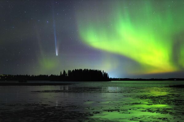"مذنب ليمون الشفقي" - بيتر هوراليك، سكولو، السويد.يبدو المذنب والشفق القطبي وكأنهما يرقصان. "مذنب ليمون الشفقي" - بيتر هوراليك، سكولو، السويد.يبدو المذنب والشفق القطبي وكأنهما يرقصان. - سبوتنيك عربي