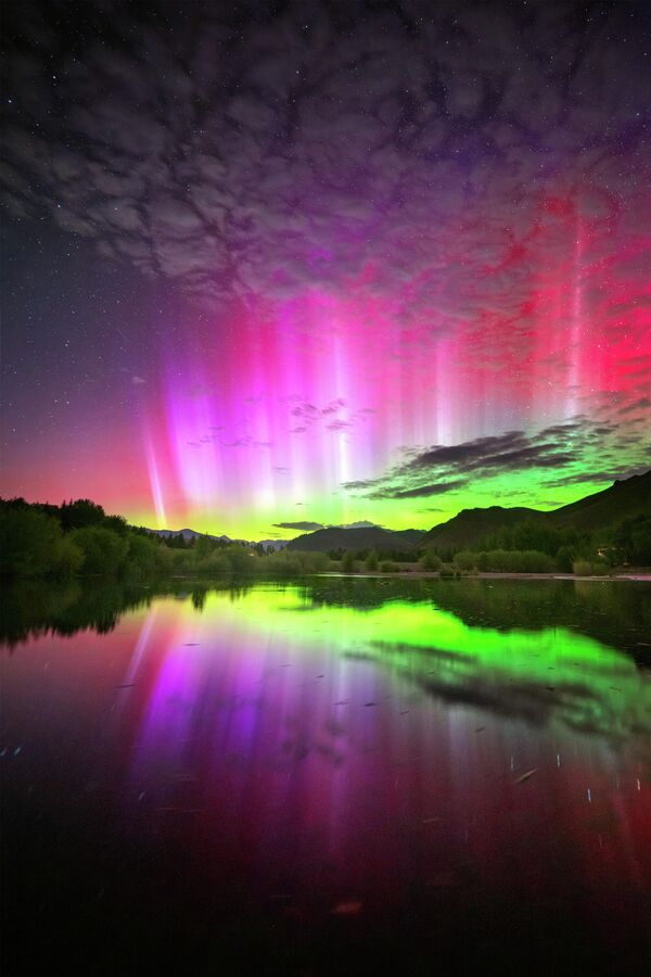 "انعكاسات الشفق القطبي" - ترافيس د. أميك كيتشوم، أيداهو، الولايات المتحدة الأمريكية.بدأ الليل بوصول مرتقب بشدة لانبعاث كتلي إكليلي كبيرٍ مُقدر أن يصطدم بالأرض. تُعد الانبعاثات الكتلية الإكليلية سببا رئيسيا لعروض الشفق القطبي الكبيرة، ومُحفزا ممتازا لرصد الشفق القطبي في خطوط العرض المنخفضة، وخاصة خلال العواصف الجزئية. "انعكاسات الشفق القطبي" - ترافيس د. أميك كيتشوم، أيداهو، الولايات المتحدة الأمريكية.بدأ الليل بوصول مرتقب بشدة لانبعاث كتلي إكليلي كبيرٍ مُقدر أن يصطدم بالأرض. تُعد الانبعاثات الكتلية الإكليلية سببا رئيسيا لعروض الشفق القطبي الكبيرة، ومُحفزا ممتازا لرصد الشفق القطبي في خطوط العرض المنخفضة، وخاصة خلال العواصف الجزئية. - سبوتنيك عربي