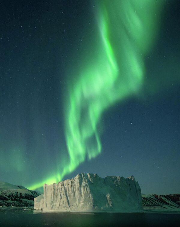 "الانعطاف الملتوي" - فيرجيل ريجليوني سكورزبيسوند، جرينلاند. وراء كل صورة تكمن عملية مدروسة، مزيج من التنسيق والتوقيت والدقة الفنية، تُنجز من سفينة تبحر في بعض أقسى الظروف على وجه الأرض. تصوير الشفق القطبي فوق الجليد ليس محض حظ؛ إنه نتيجة تحضير وعمل جماعي وخبرة. "الانعطاف الملتوي" - فيرجيل ريجليوني سكورزبيسوند، جرينلاند. وراء كل صورة تكمن عملية مدروسة، مزيج من التنسيق والتوقيت والدقة الفنية، تُنجز من سفينة تبحر في بعض أقسى الظروف على وجه الأرض. تصوير الشفق القطبي فوق الجليد ليس محض حظ؛ إنه نتيجة تحضير وعمل جماعي وخبرة. - سبوتنيك عربي