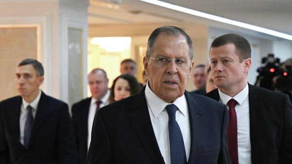 وزير الخارجية الروسي سيرغي لافروف قبل بدء ساعة الحكومة في مجلس الفيدرالية الروسي - سبوتنيك عربي