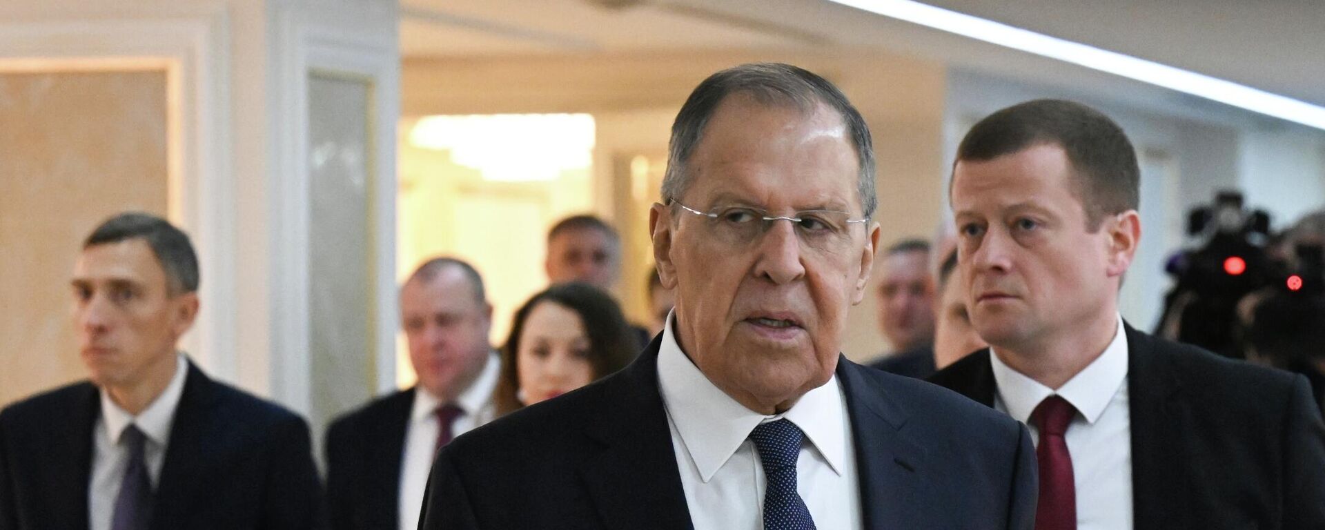 وزير الخارجية الروسي سيرغي لافروف قبل بدء ساعة الحكومة في مجلس الفيدرالية الروسي - سبوتنيك عربي, 1920, 10.12.2025
