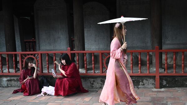 Девушки на территории храма литературы в Ханое - سبوتنيك عربي