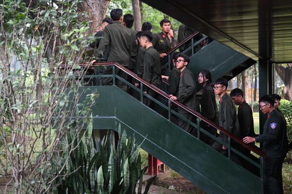 طلاب الكلية العسكرية في متحف "هو تشي منه"، في هانوي، في فيتنام. - سبوتنيك عربي