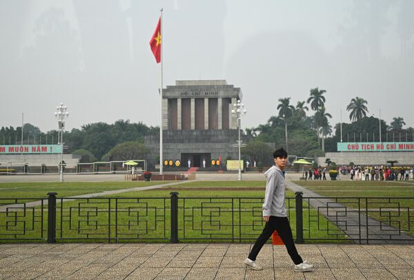 أحد المارة من أمام ضريح "هو تشي منه"، في هانوي، في فيتنام. - سبوتنيك عربي