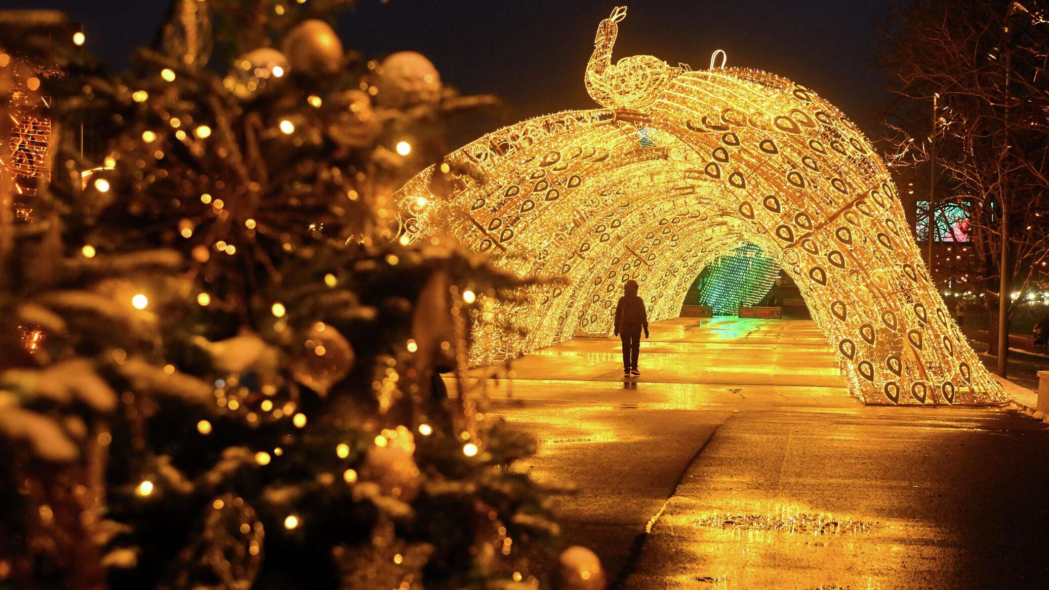 إنارة موسكو بزينة مذهبة بمناسبة قدوم العام الجديد